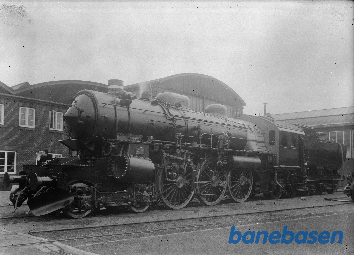 Samling af E maskine udenfor værkstedet Samling af E maskine udenfor værkstedet