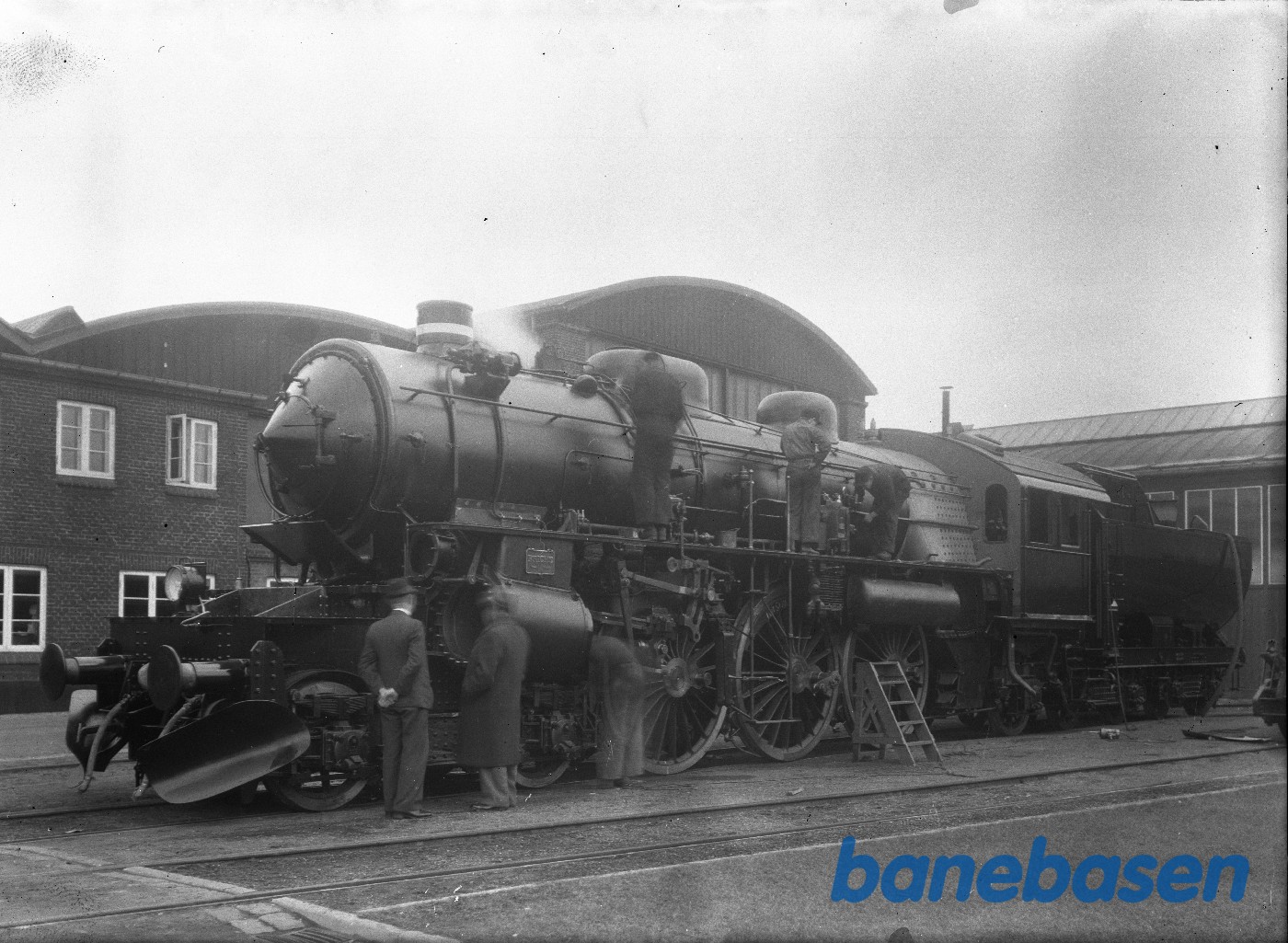 Samling af E maskine udenfor værkstedet med Dir og OVF Samling af E maskine udenfor værkstedet med Dir og OVF