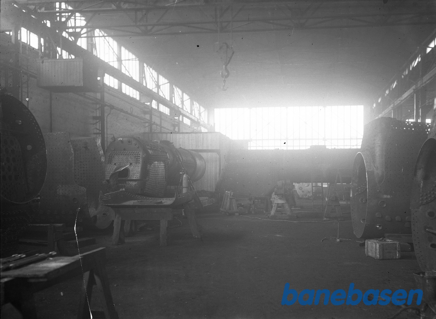 Interiør fra kedelsmedjen med bygning af nye fyrkassesvøb Interiør fra kedelsmedjen med bygning af nye fyrkassesvøb