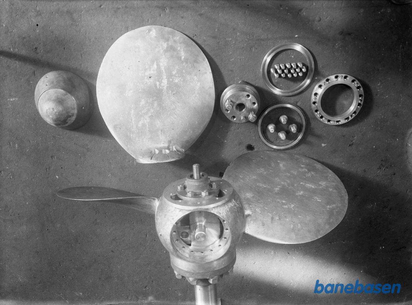 Skibsskrue ovenfra med knækket propel