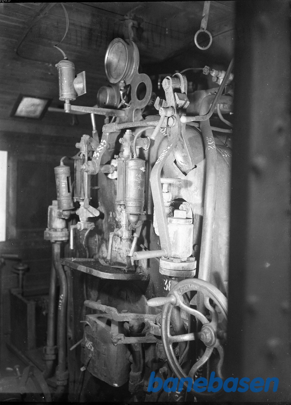 Norsk loko 385. Førerplads fra højre side Norsk loko 385. Førerplads fra højre side