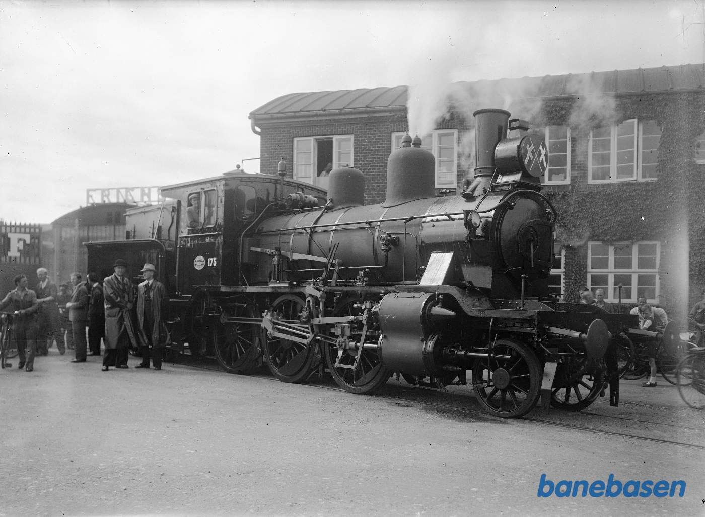 Norsk loko 175 færdig Afg. Fra fabrik. Med personale Norsk loko 175 færdig Afg. Fra fabrik. Med personale