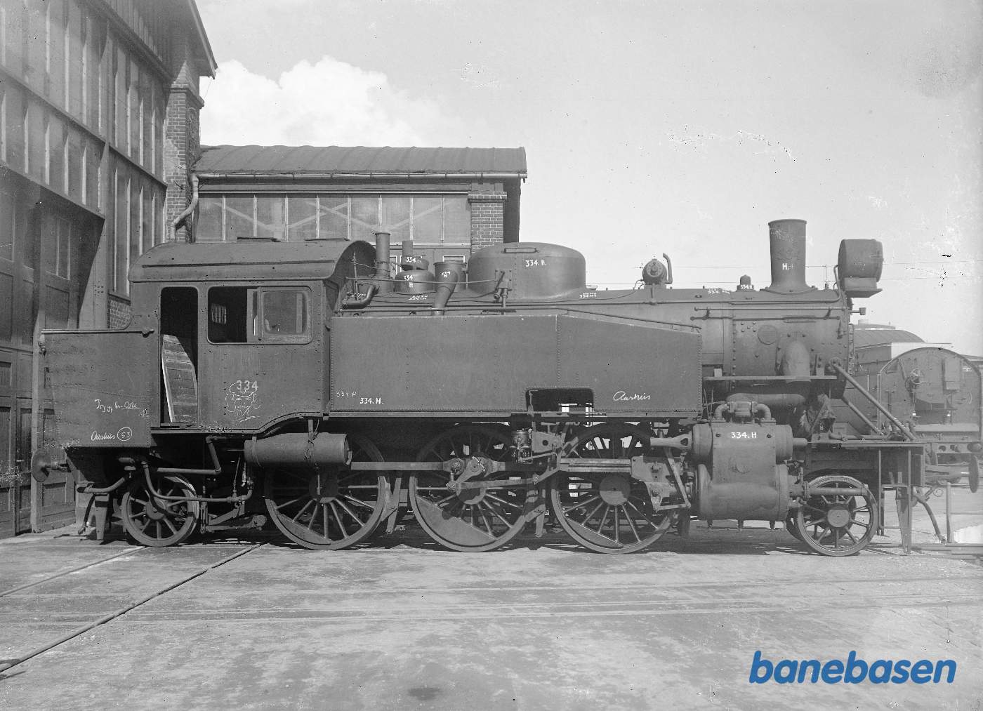 Norsk loko 334. Set fra siden. Højre side
