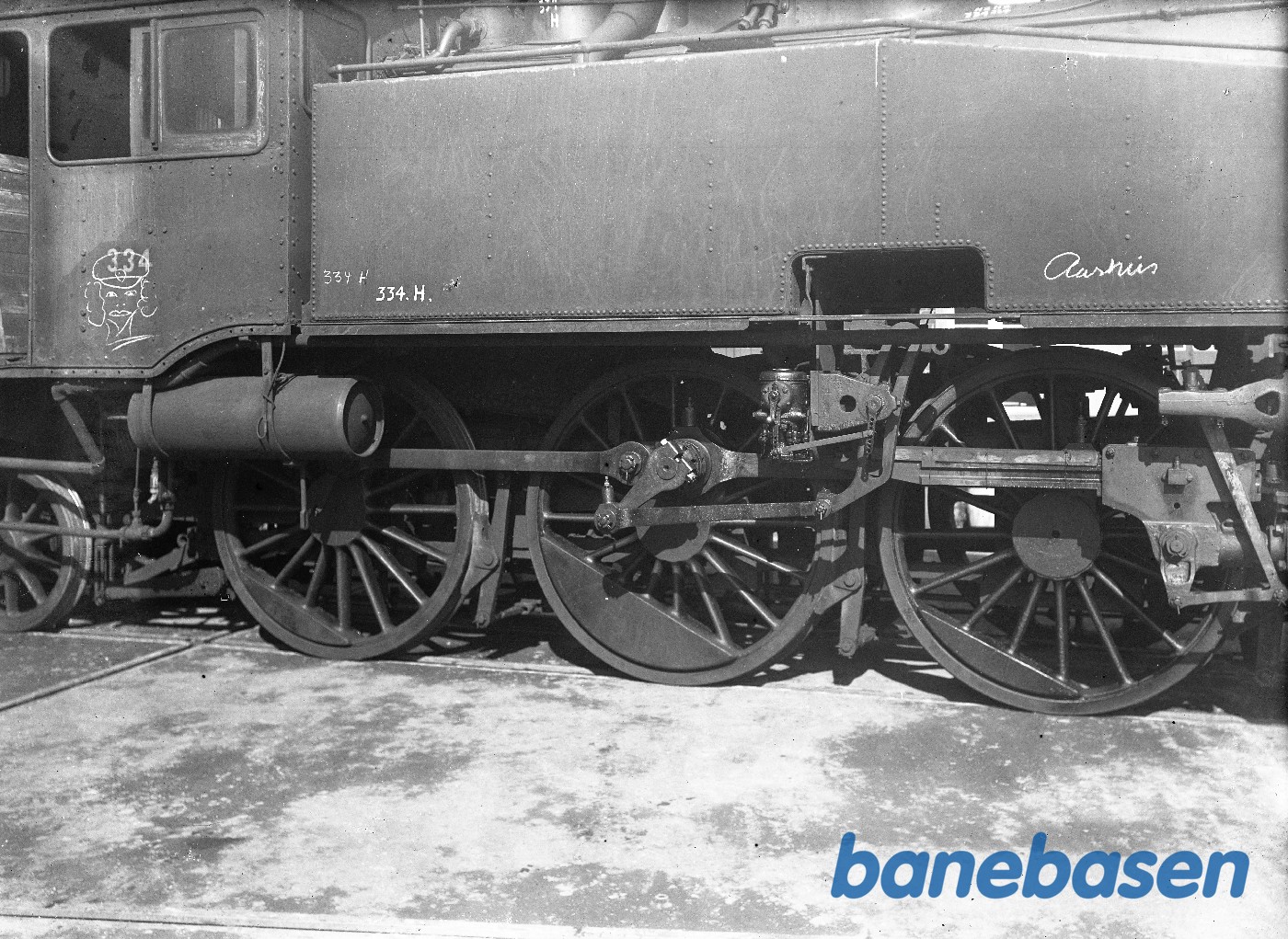 Norsk loko 334. Set fra siden. Højre side. Nærbillede Norsk loko 334. Set fra siden. Højre side. Nærbillede