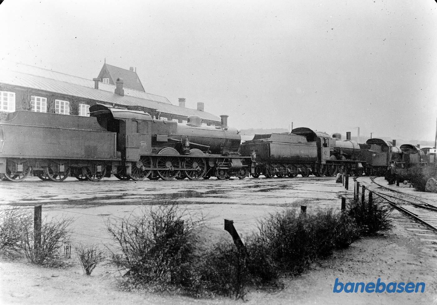 5 Hollandske lokomotivers ankomst. Adm. Bygning