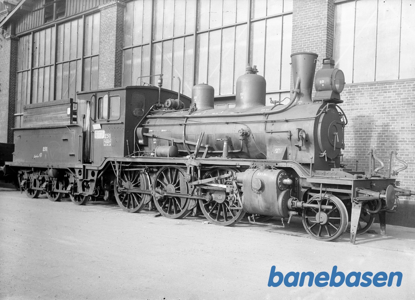 Norsk loko 251. Set fra siden. Højre side Norsk loko 251. Set fra siden. Højre side