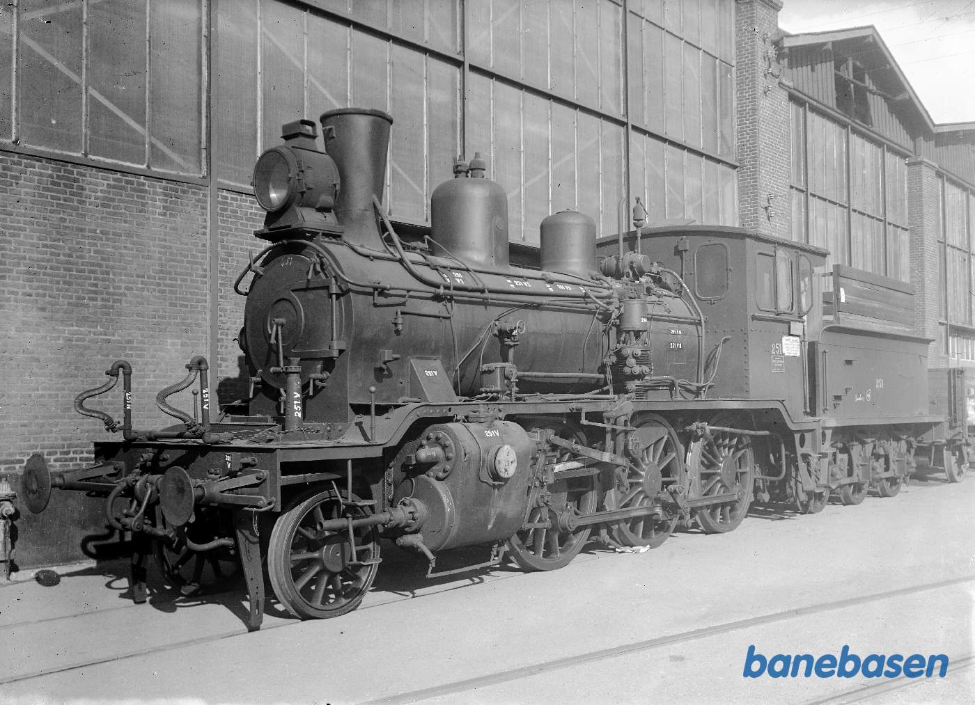 Norsk loko 251. Set fra siden. Venstre side Norsk loko 251. Set fra siden. Venstre side