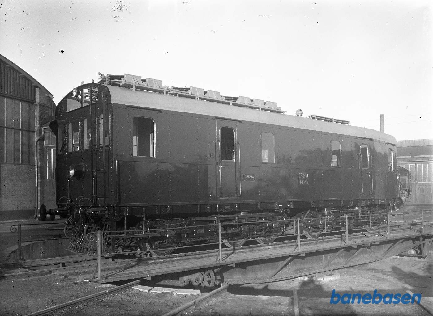 Ombygget motorvogn til Loko. På drejeskiven Ombygget motorvogn til Loko. På drejeskiven