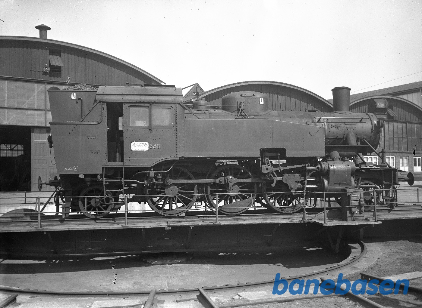 Norsk loko 386 på drejeskive Norsk loko 386 på drejeskive