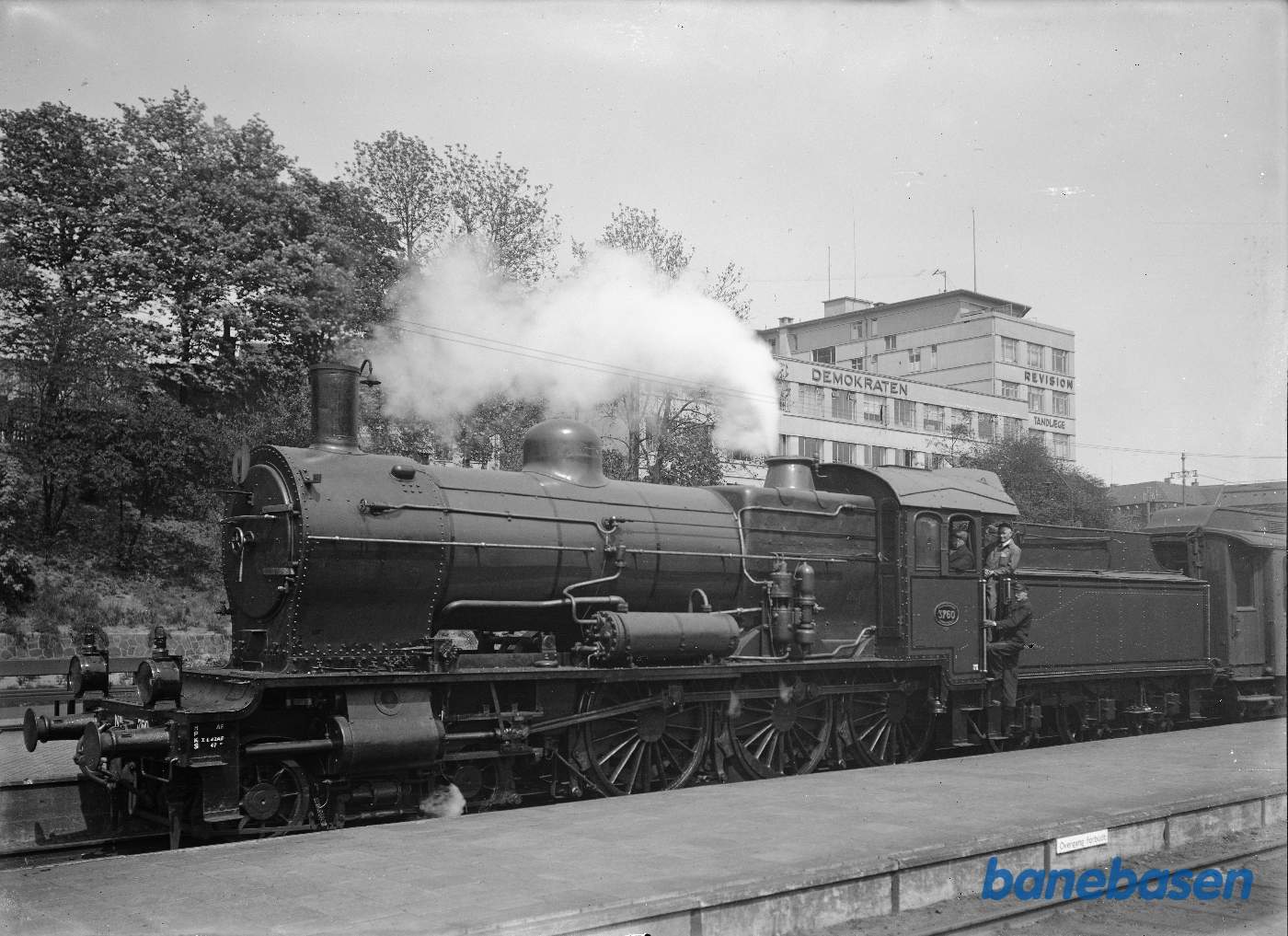 Prøvetog på Ar H. Bruuns broen med NS lok 3760 med personer