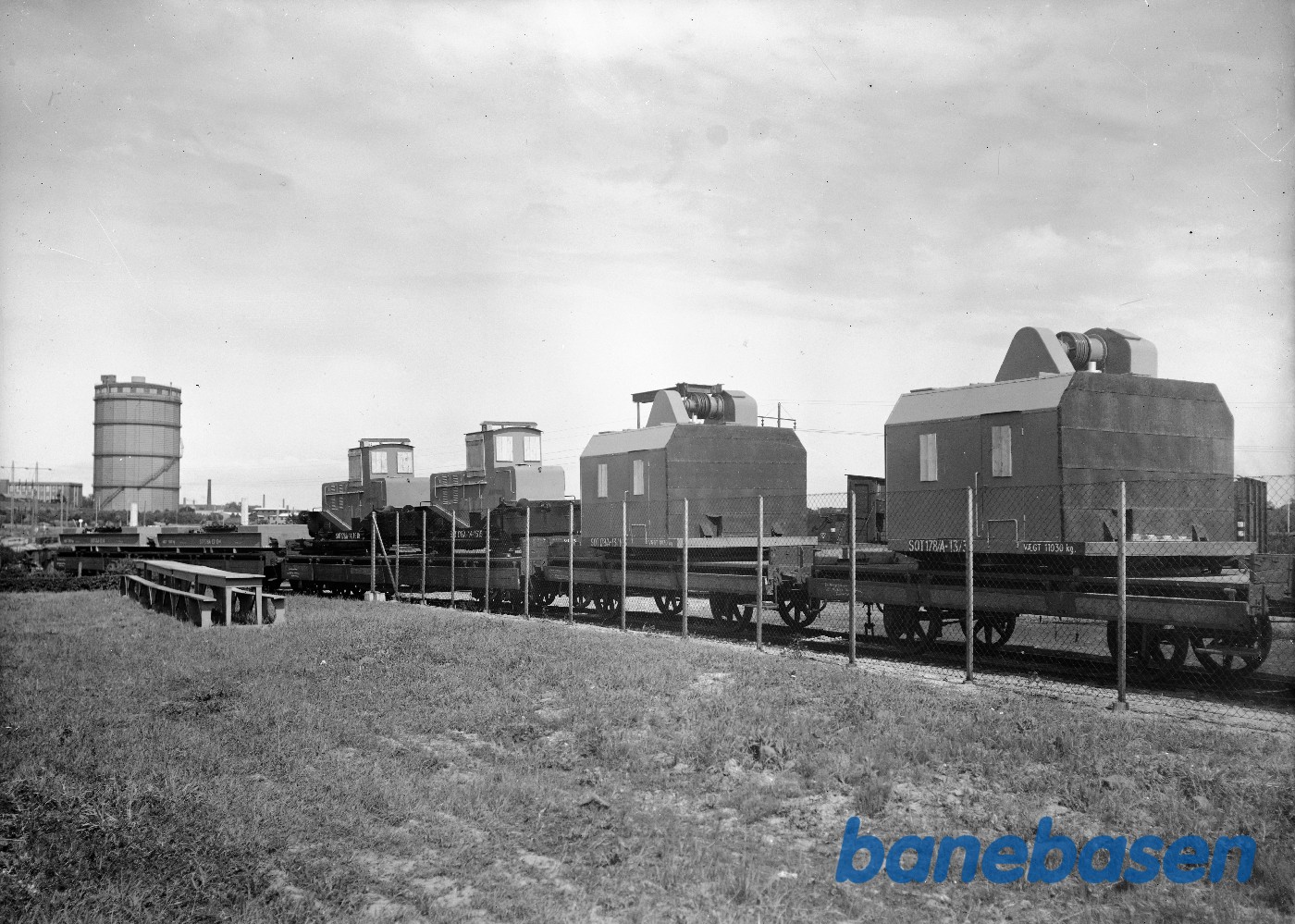 2 stk traktorer for Finland samt 2 kraner læsset på Jb vogne 2 stk traktorer for Finland samt 2 kraner læsset på Jb vogne