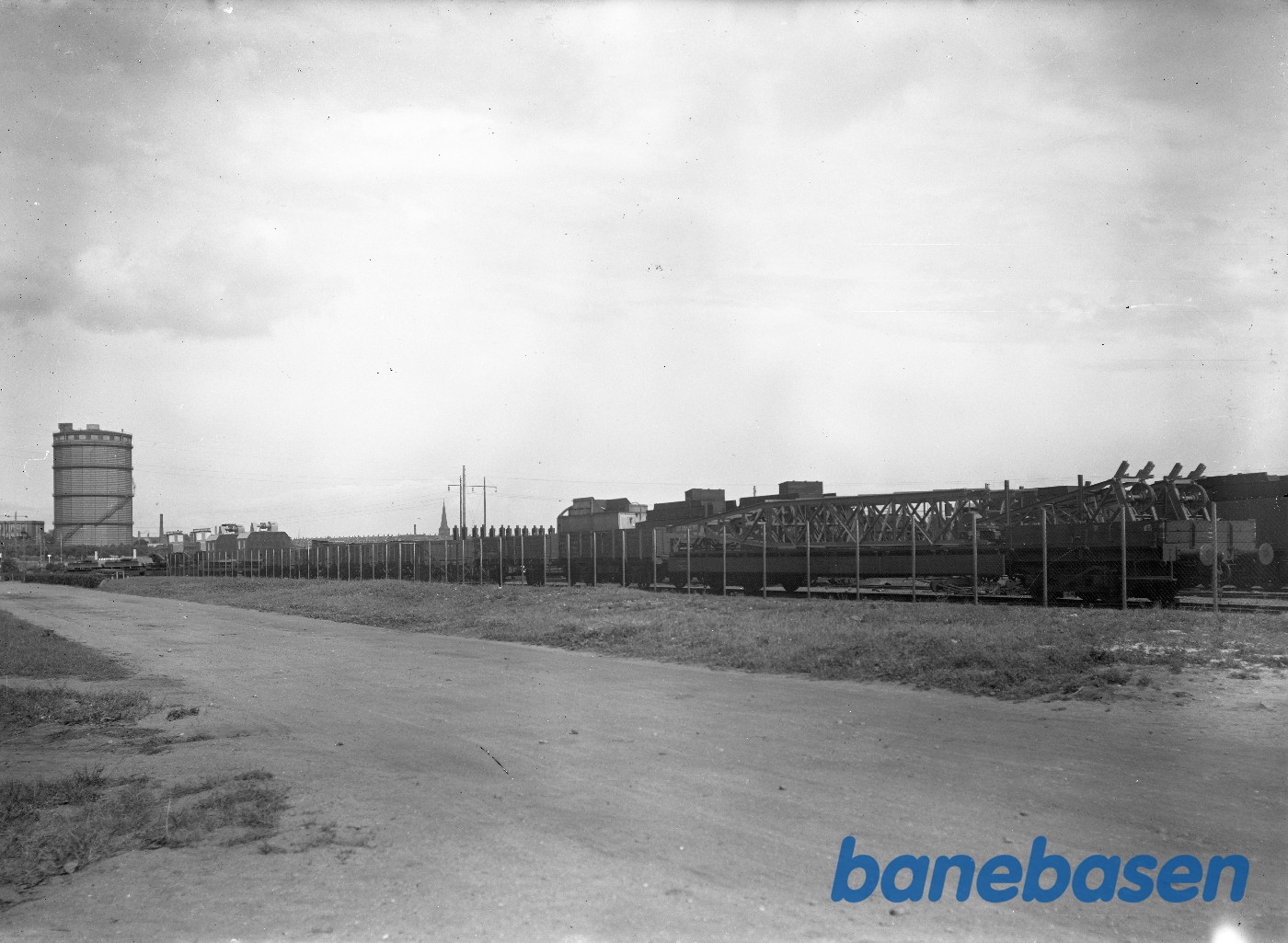 2 stk traktorer for Finland samt 2 kraner læsset på Jb vogne. Udlæggere i forgrunden 2 stk traktorer for Finland samt 2 kraner læsset på Jb vogne. Udlæggere i forgrunden