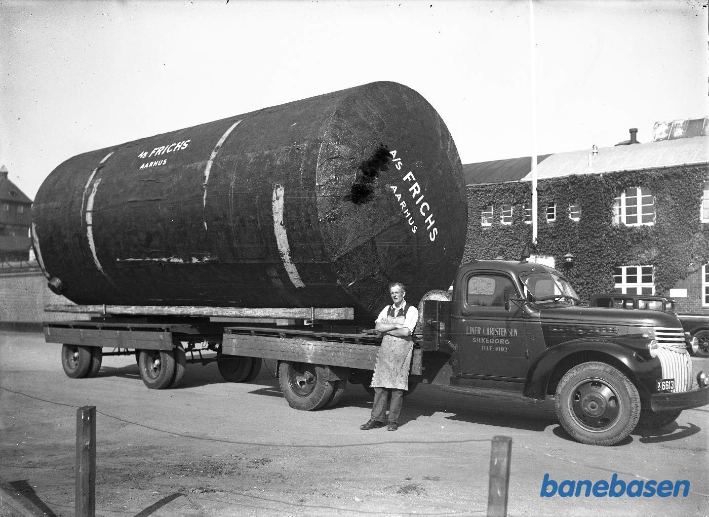 Transport af oliebeholder på lastbil til Silkeborg Textilfabrik Transport af oliebeholder på lastbil til Silkeborg Textilfabrik