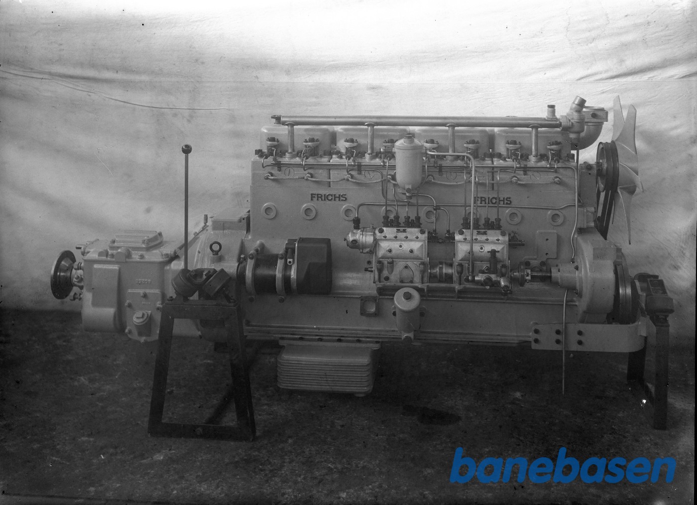 6 cylinder skinnebusmotor med gearkasse 6 cylinder skinnebusmotor med gearkasse