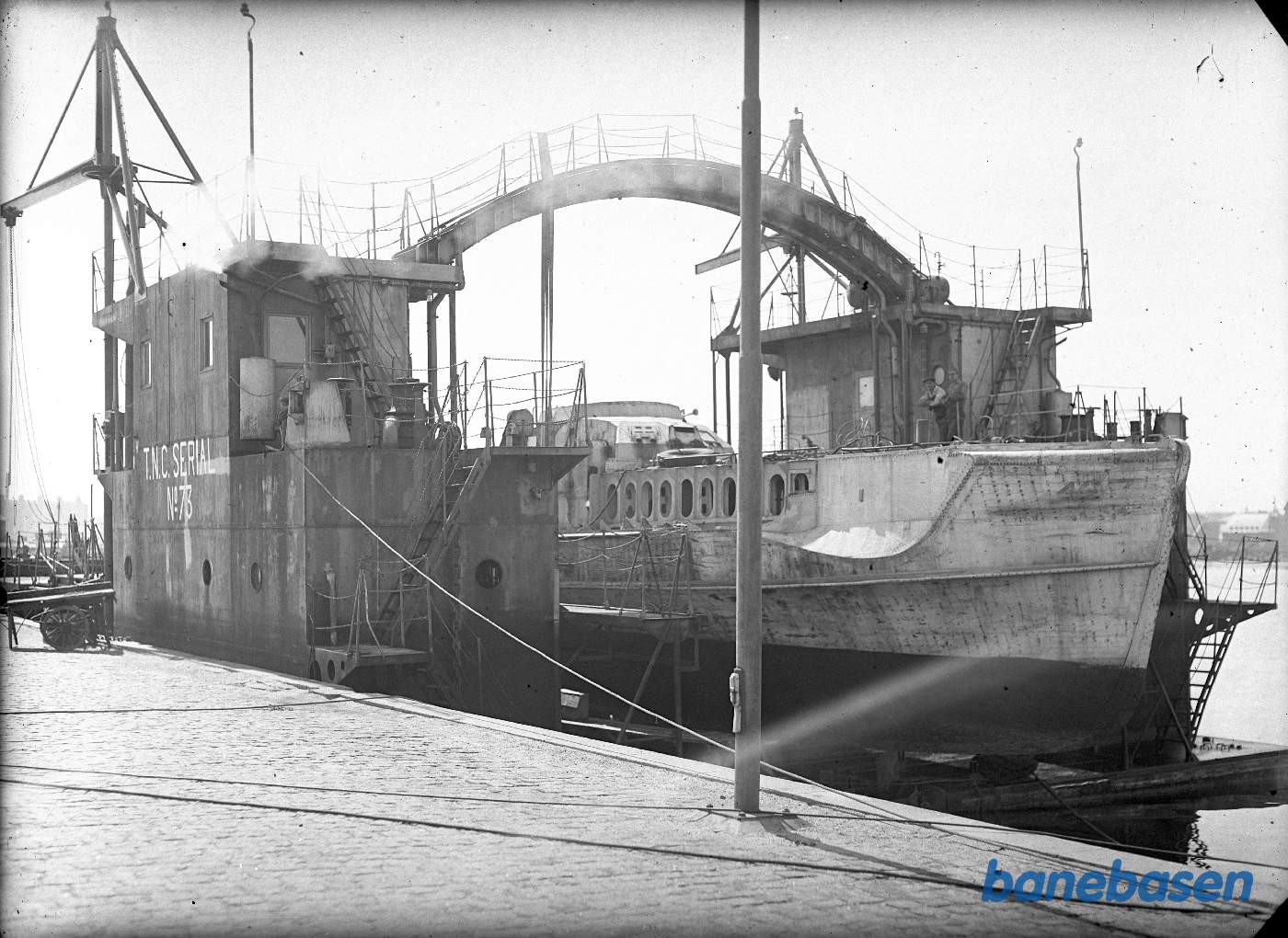 Marinehurtigbåd i flydedok i Aarhus.