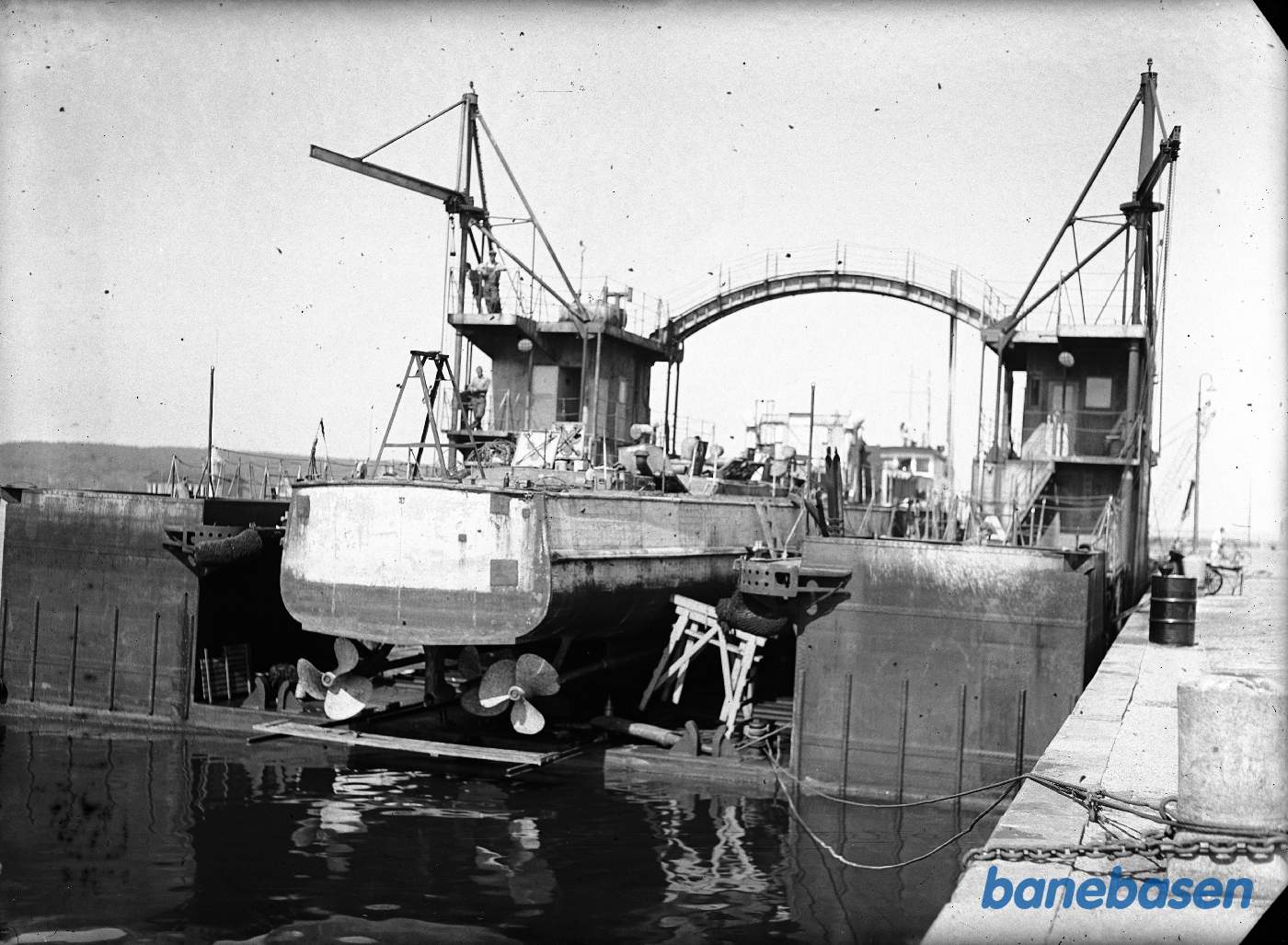 Marinehurtigbåd i flydedok i Aarhus.