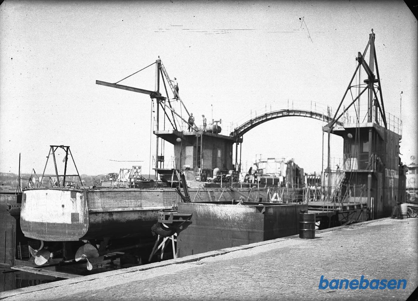 Marinehurtigbåd i flydedok i Aarhus.