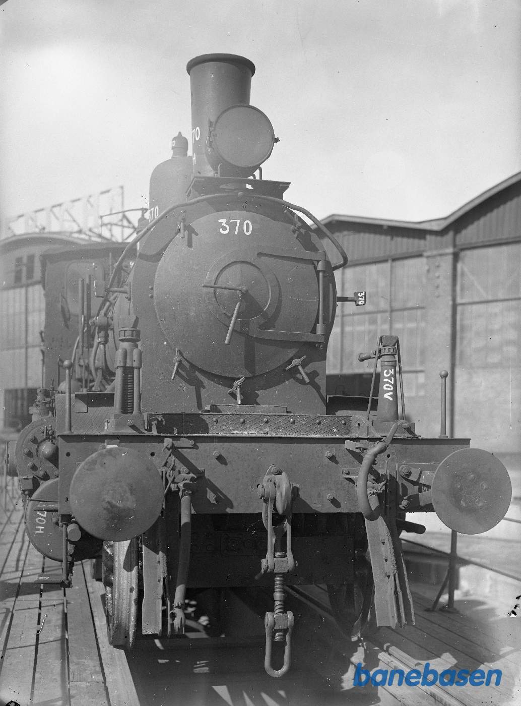 Norsk loko 370 før rep. Forfra