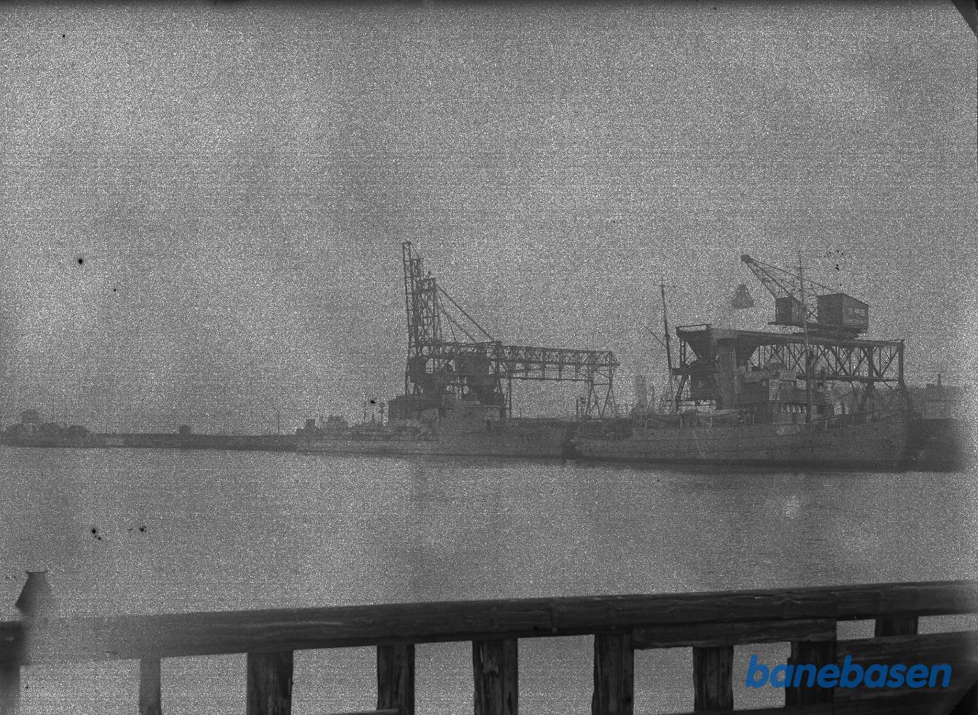 "Tyr" og "Huitfeldt" ved kaj gl. bolværk