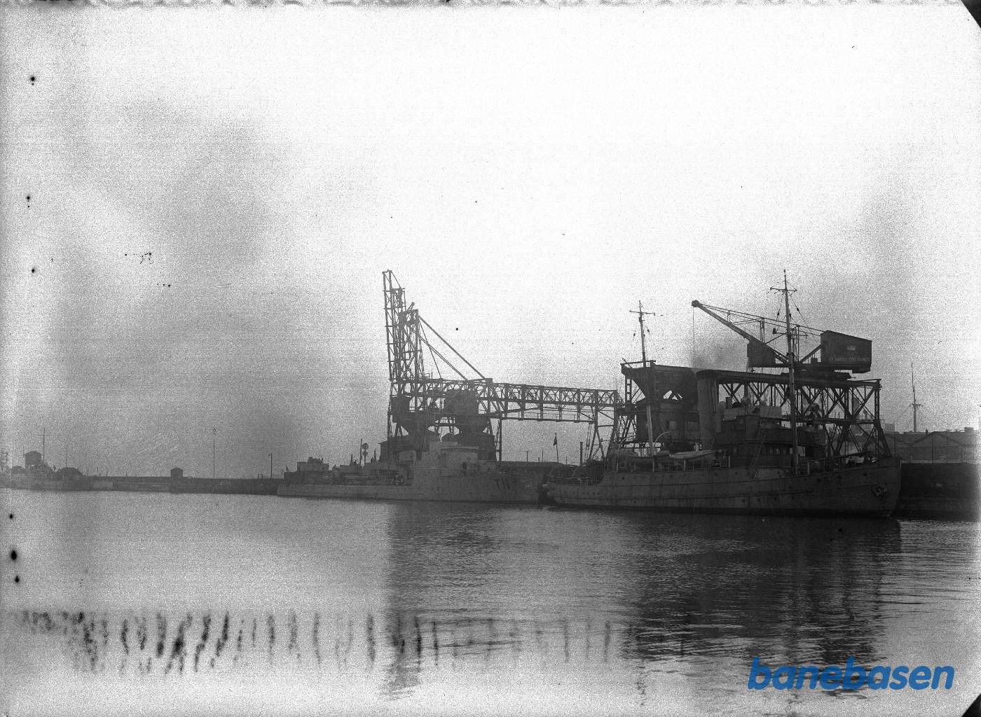 "Tyr" og "Huitfeldt" ved kaj gl. bolværk