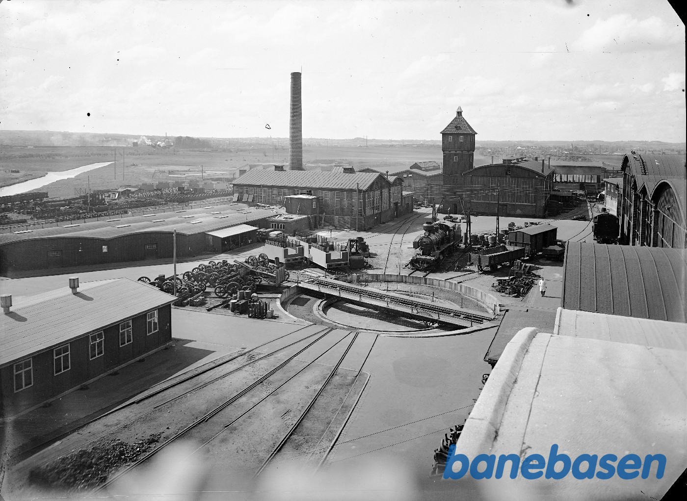 Fabriksgård fra maskinværkstedets tag Lokomotiver til VR Fabriksgård fra maskinværkstedets tag Lokomotiver til VR