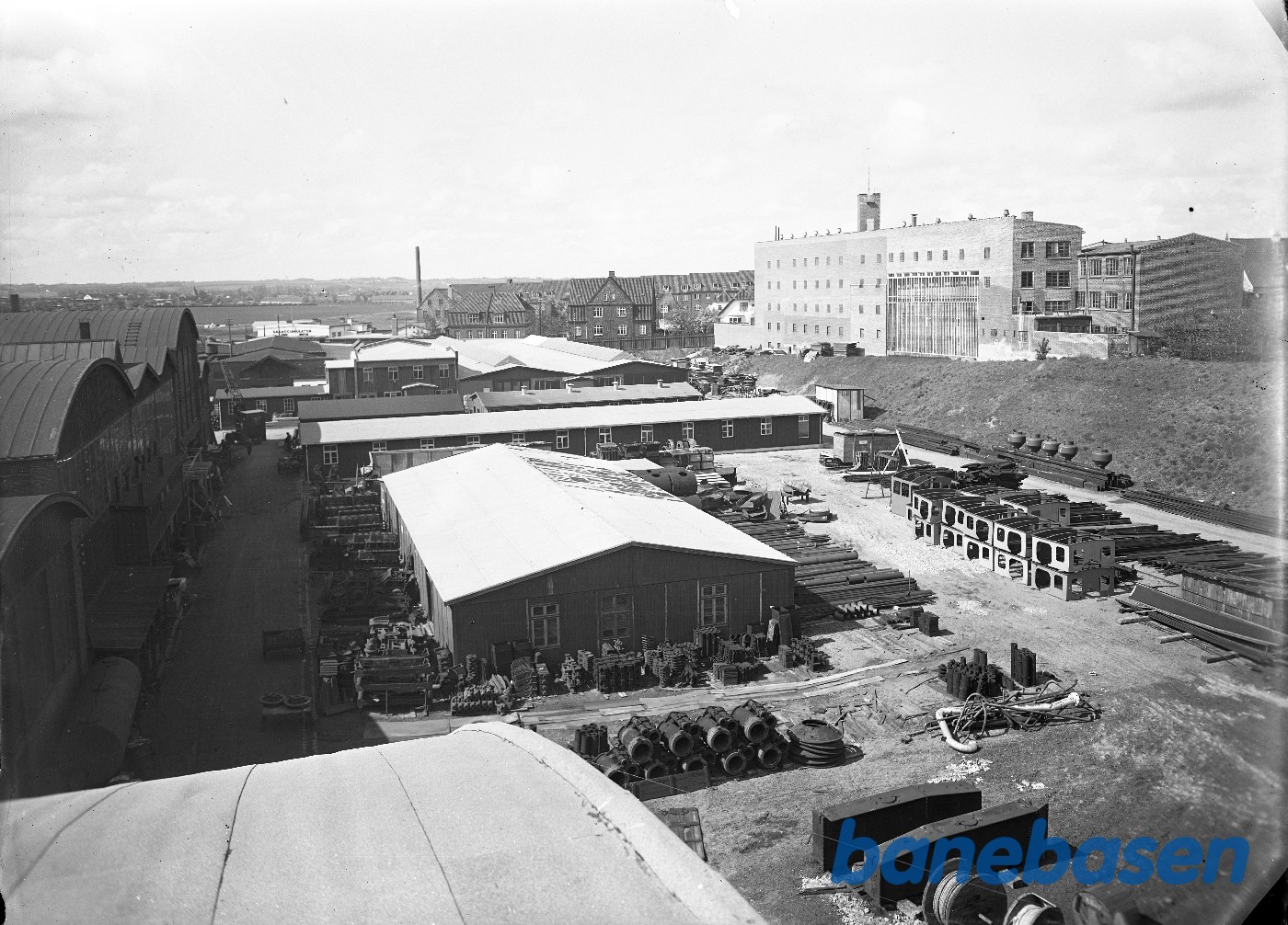 Baggård fra maskinværkstedets tag mod rammefabrik Baggård fra maskinværkstedets tag mod rammefabrik