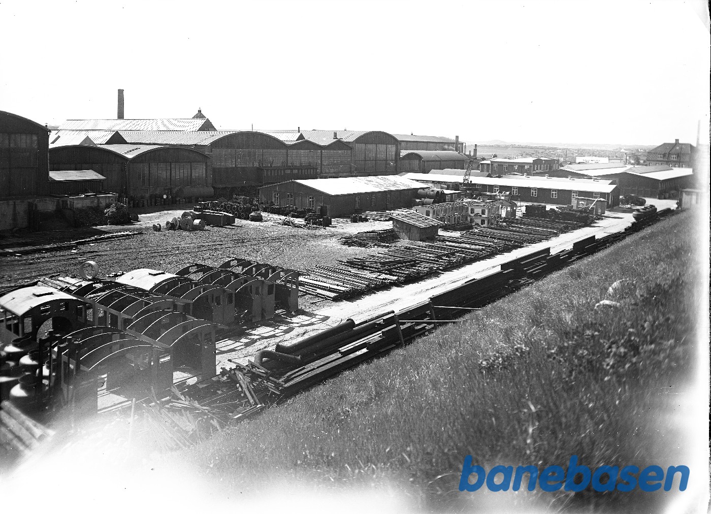 Baggård fra skrænten. Vinduerammer i baggrunden Baggård fra skrænten. Vinduerammer i baggrunden