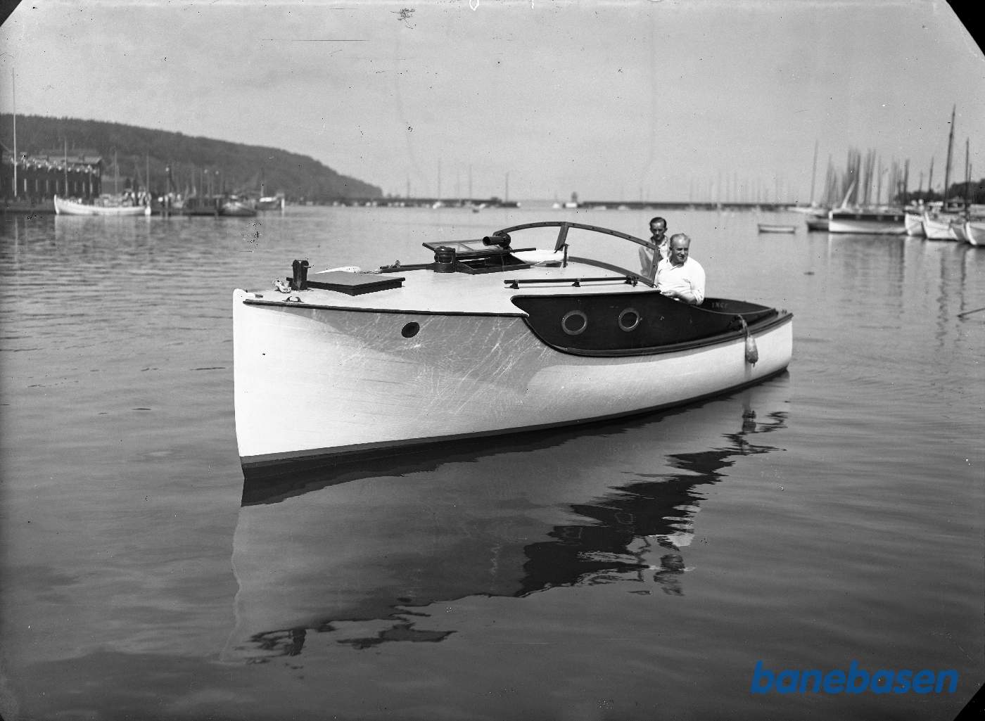 Direktørens motorbåd fra siden