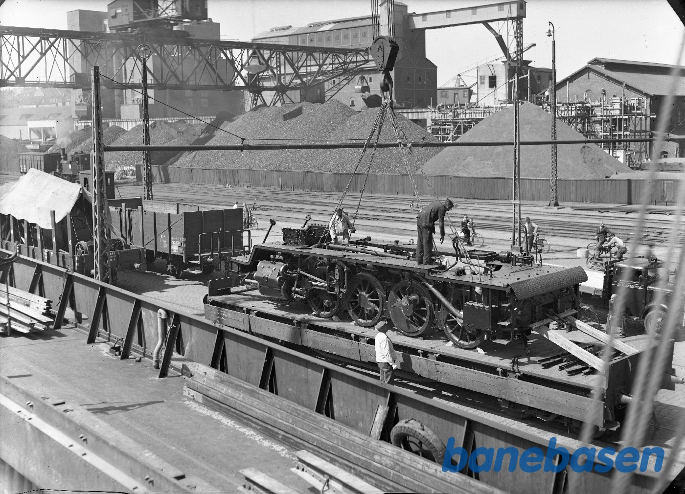 1 stk indladning af finske loko i "Kungsjö". Rammepå banevogn 1 stk indladning af finske loko i "Kungsjö". Rammepå banevogn