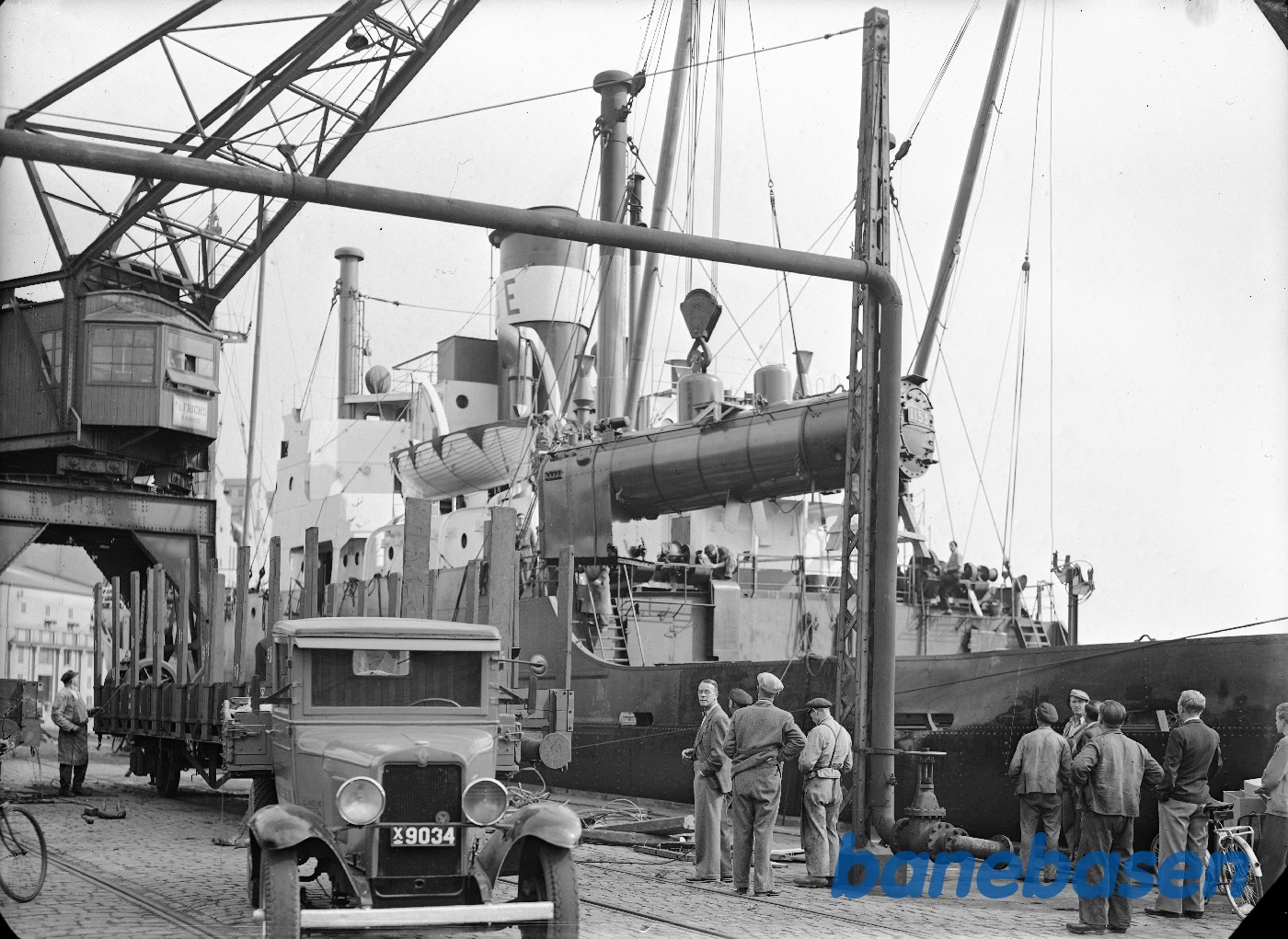 Indladning af 2. sending på havnen med en fin gammel Chevolet Indladning af 2. sending på havnen med en fin gammel Chevolet