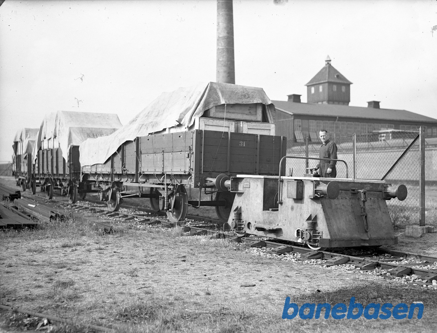 Frichs akkutractor med 3 vogne udenfor fabrik Frichs akkutractor med 3 vogne udenfor fabrik