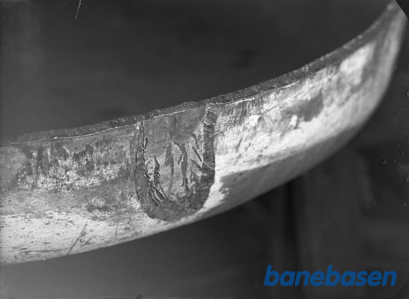 Defekt fyrdørsplade. Pladefejl. Skrå optagelse Defekt fyrdørsplade. Pladefejl. Skrå optagelse