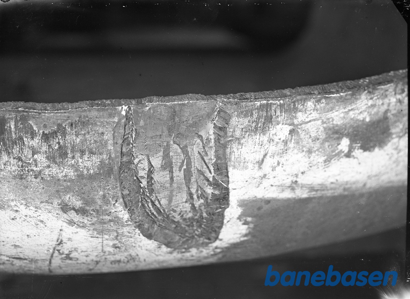 Defekt fyrdørsplade. Pladefejl. Skrå optagelse Defekt fyrdørsplade. Pladefejl. Skrå optagelse