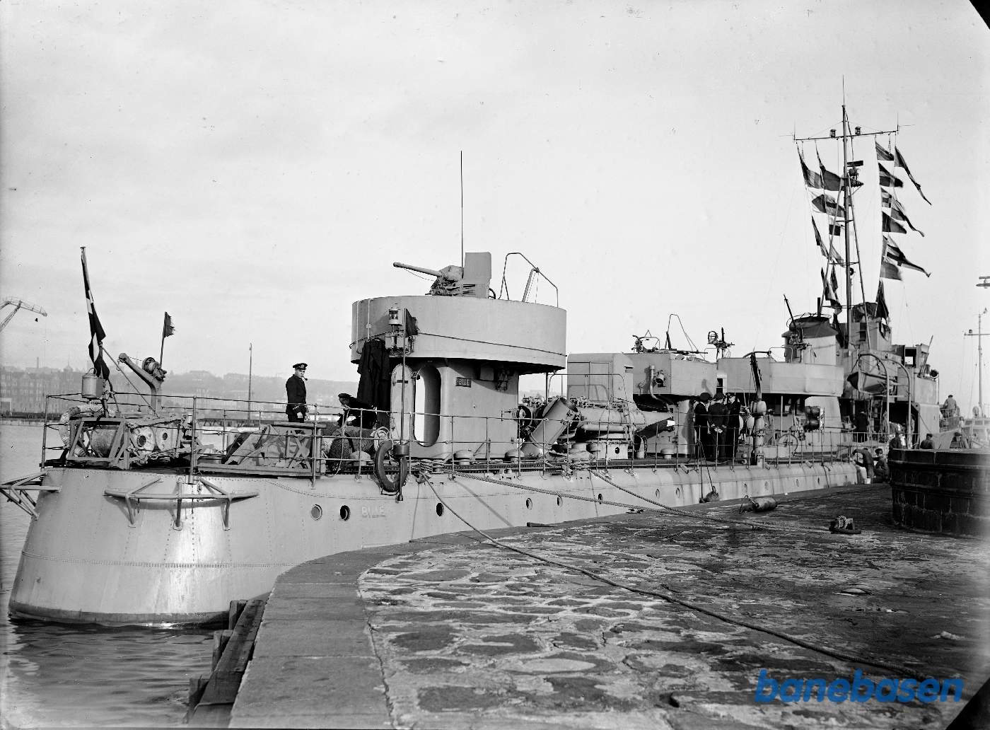 Marinefartøj ved kaj i Aarhus for rep.