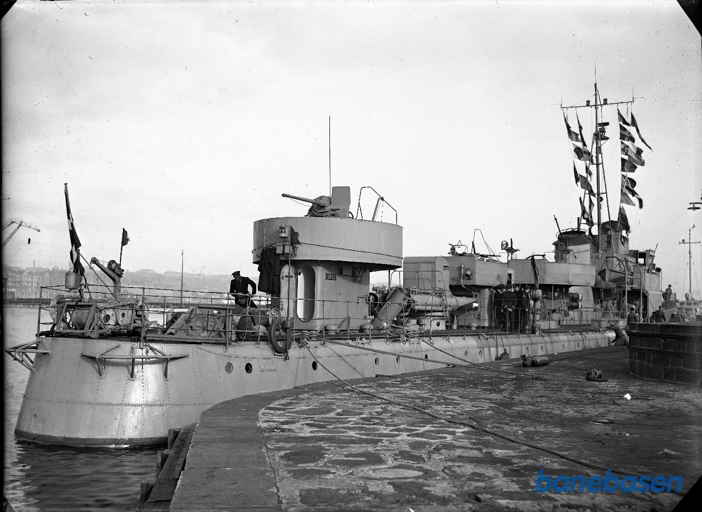Marinefartøj ved kaj i Aarhus for rep.