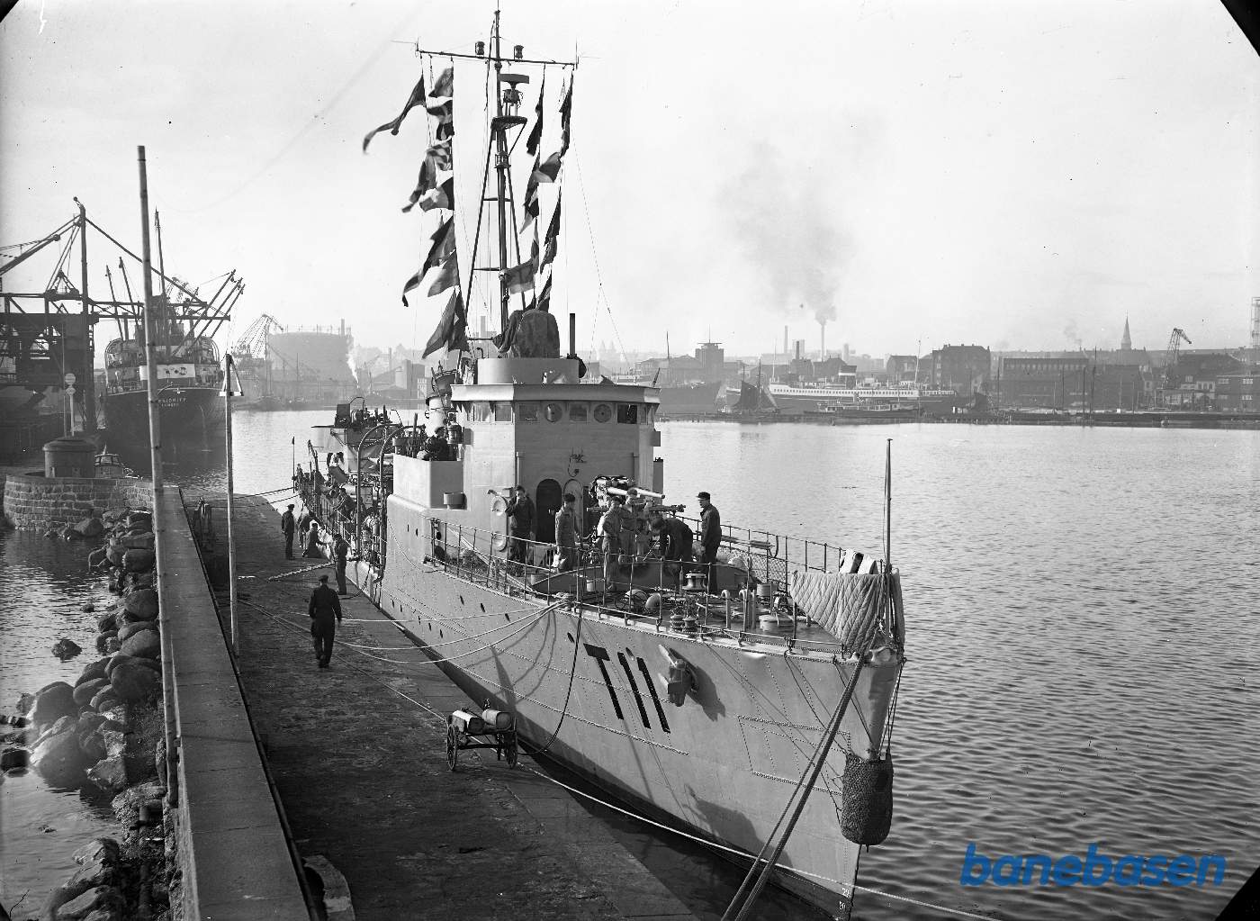 Marinefartøj ved kaj i Aarhus for rep.