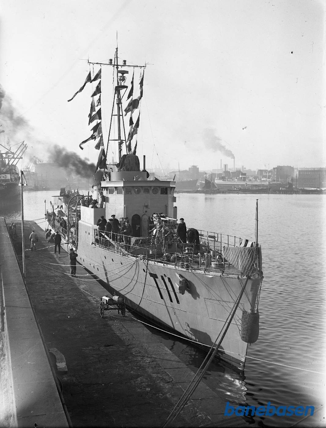 Marinefartøj ved kaj i Aarhus for rep.