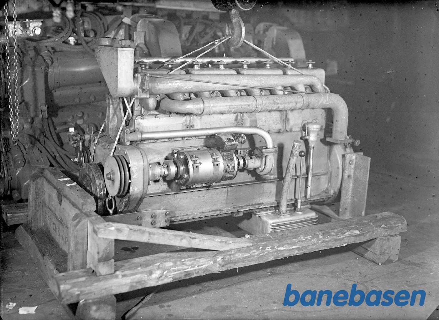 Skinnebusmotor oplagt i ramme Skinnebusmotor oplagt i ramme