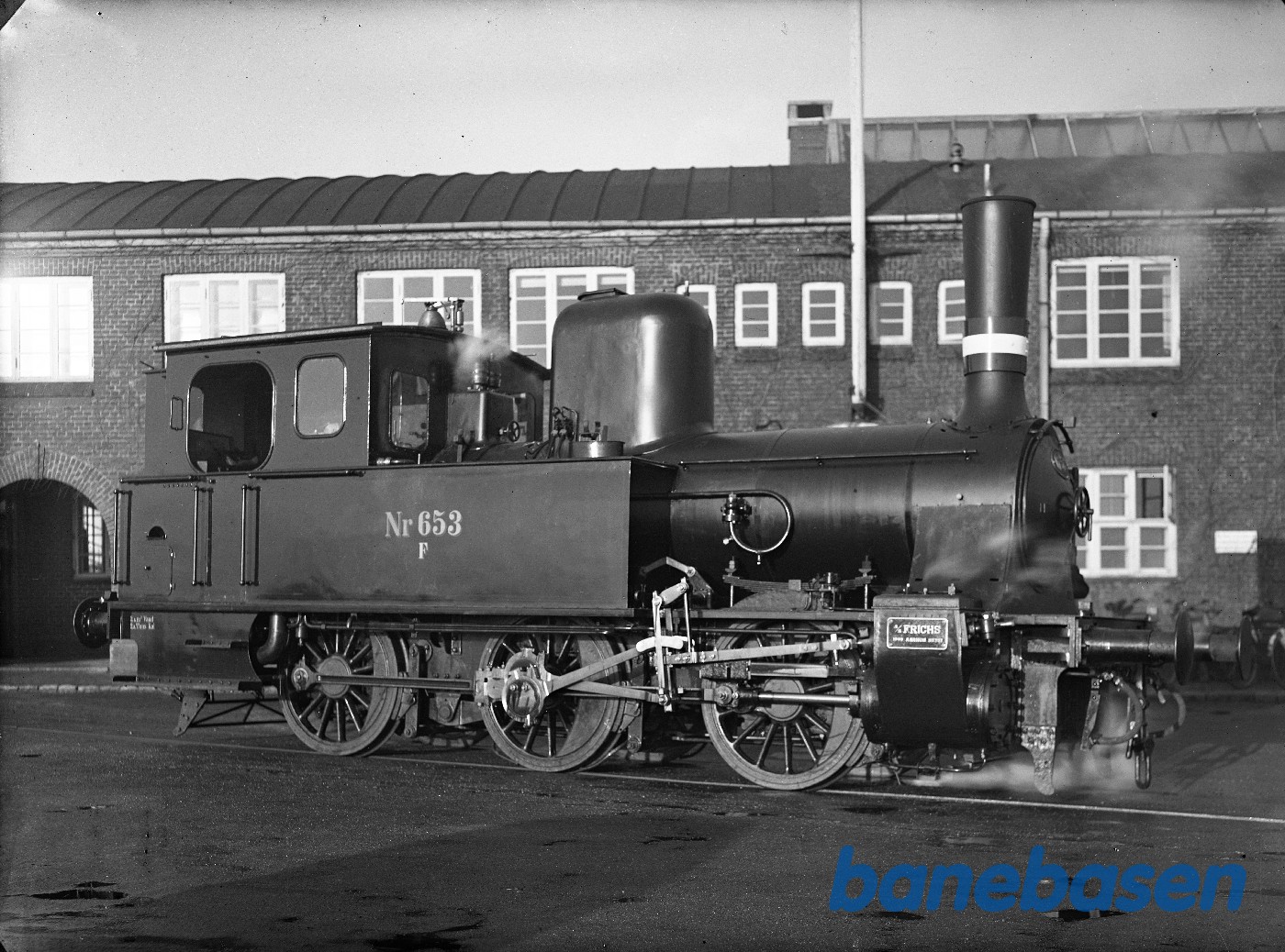 Loko F II 653 ved administrationsbygning Loko F II 653 ved administrationsbygning