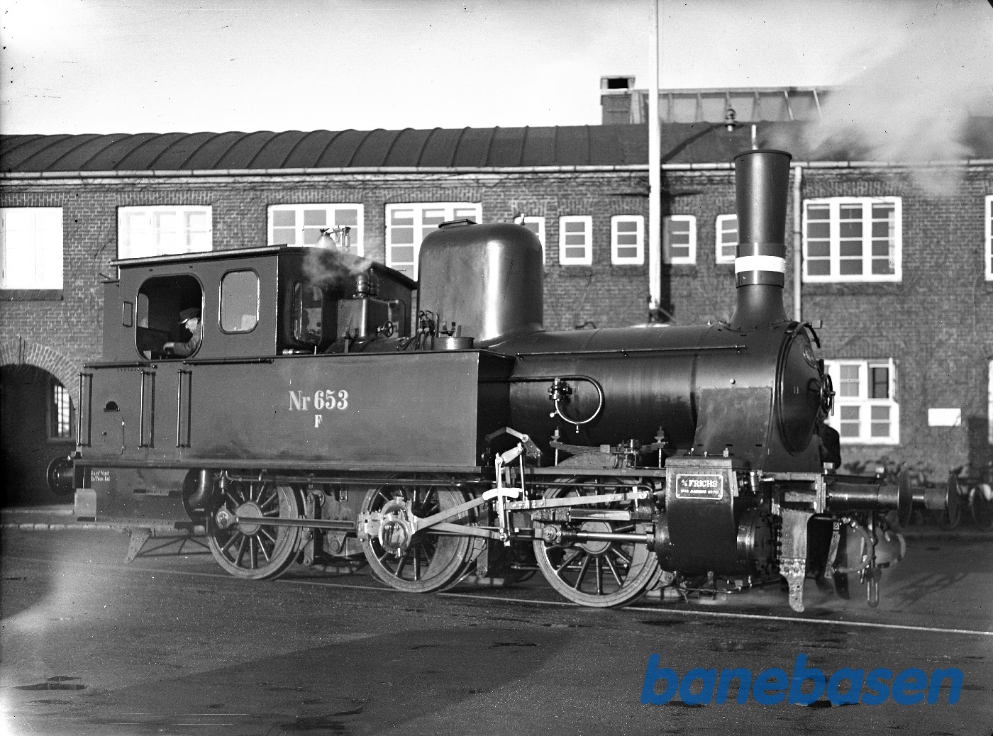 Loko F II 653 ved administrationsbygning Loko F II 653 ved administrationsbygning