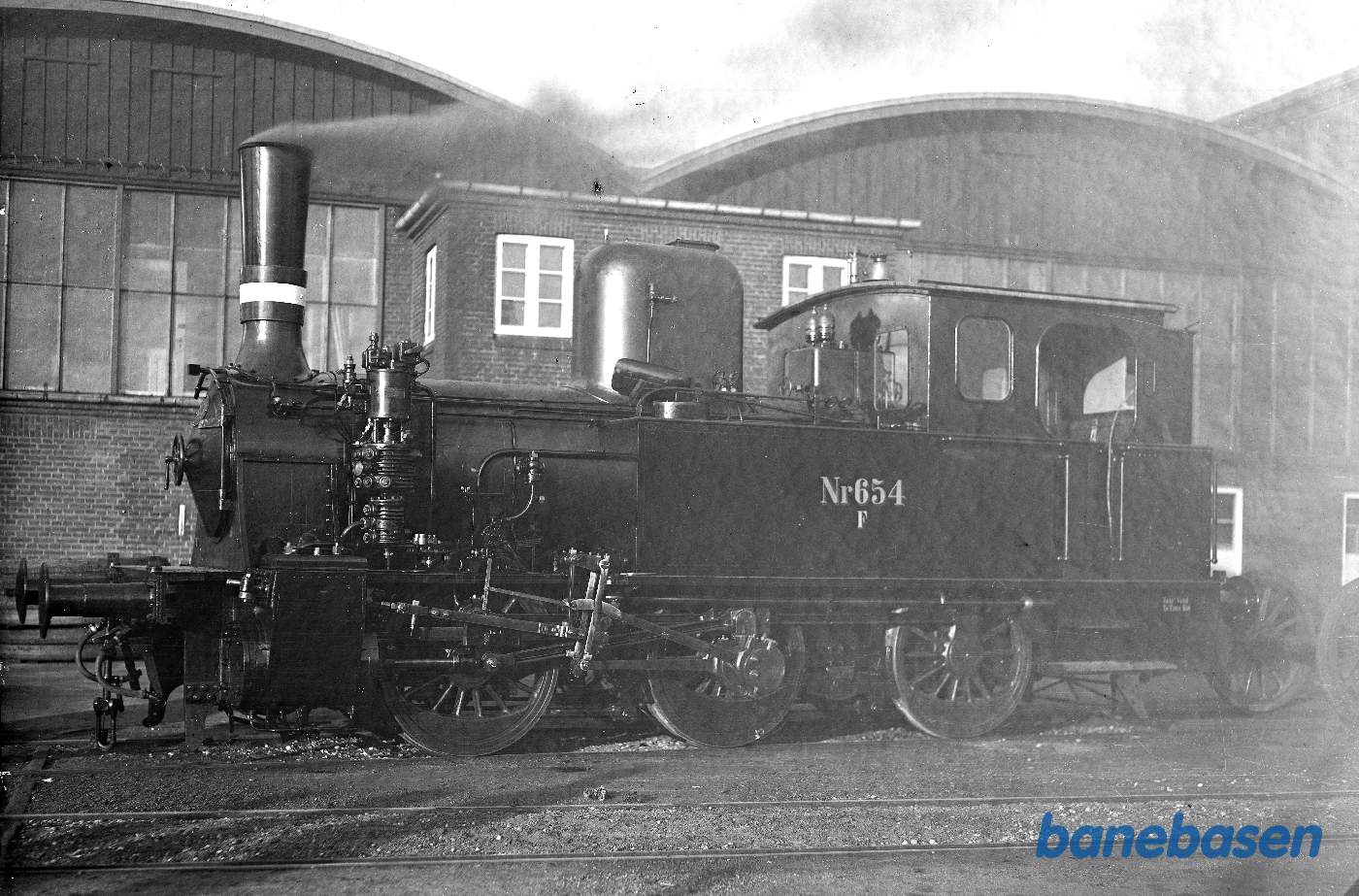 Loko F II 654 foran cyklehallen