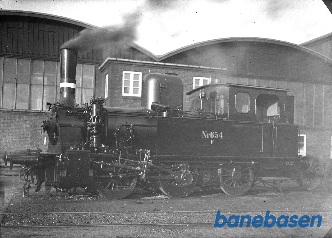 Loko F II 654 foran maskinværkstedet Loko F II 654 foran maskinværkstedet
