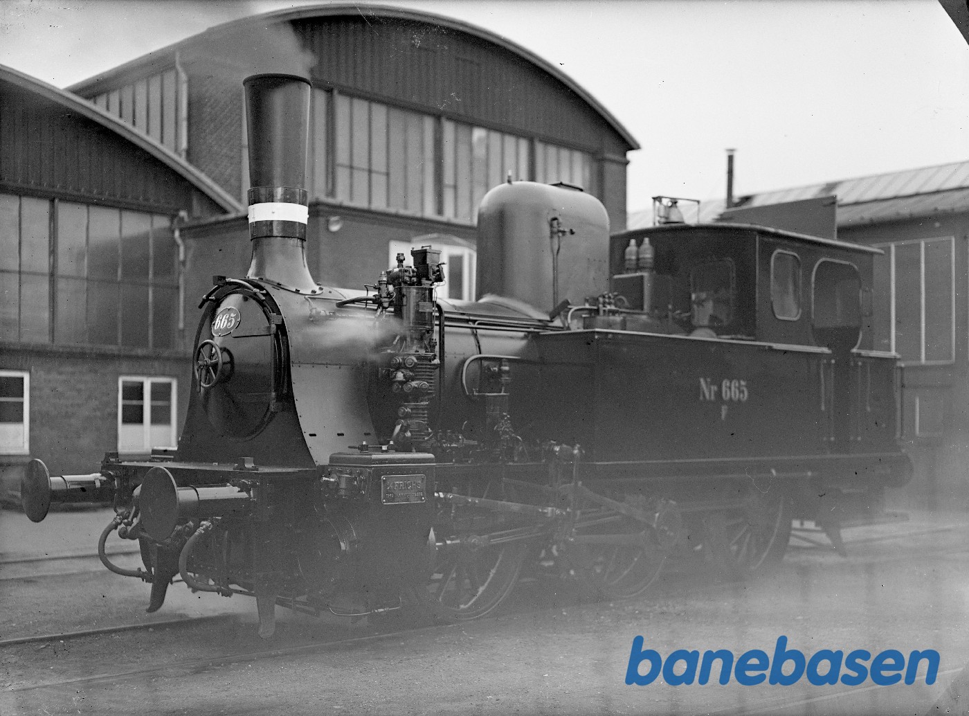 Loko F 665 foran værkstederne Loko F 665 foran værkstederne