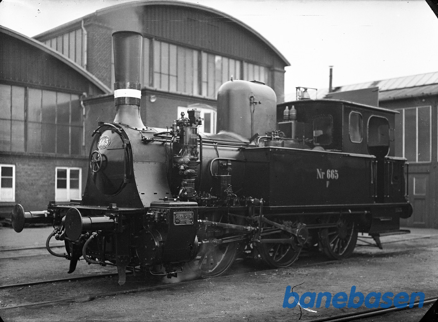 Loko F 665 foran værkstederne Loko F 665 foran værkstederne