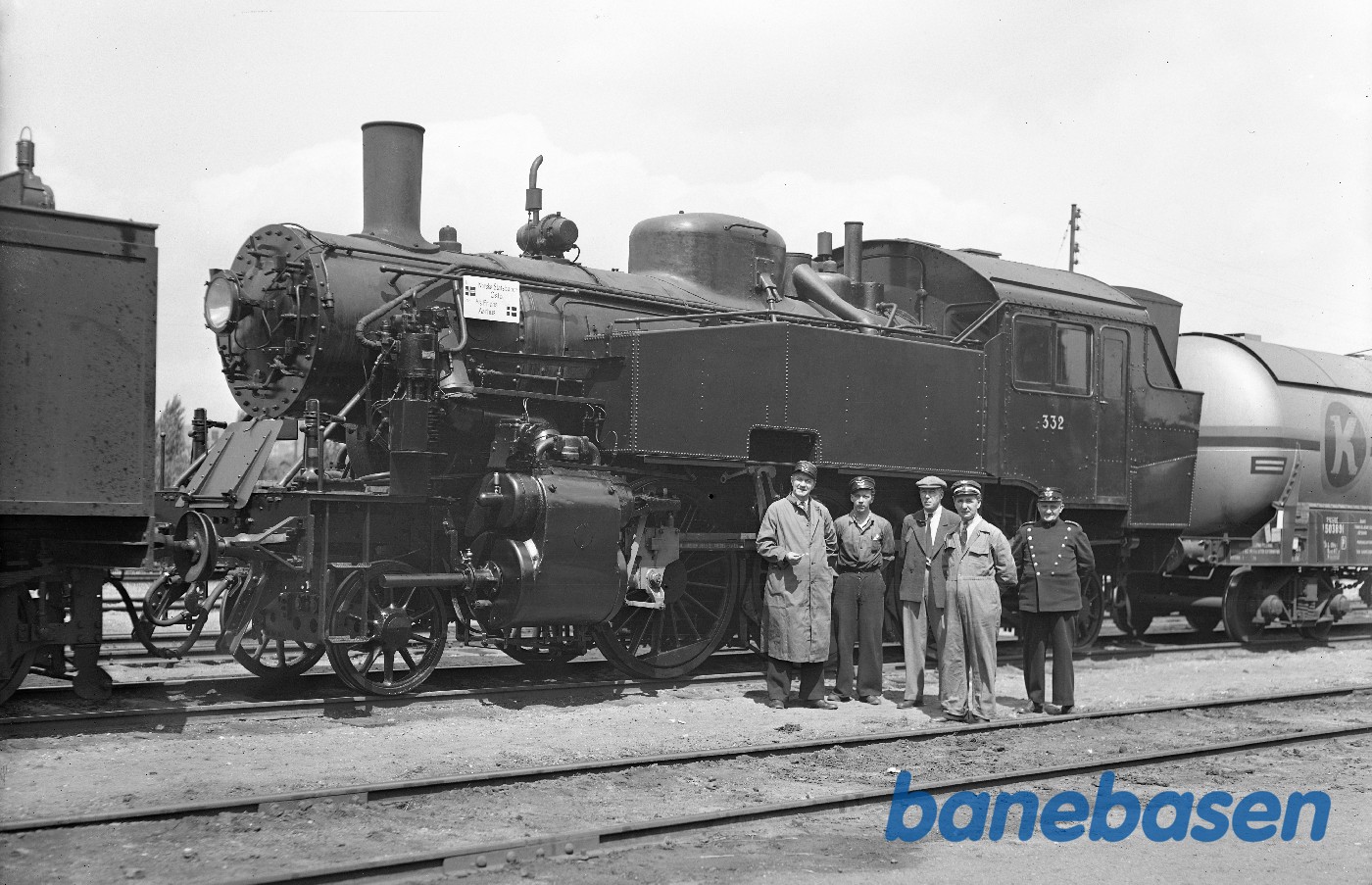 Norsk loko 232 afgår fra Aarhus Godsbanegård. Personale ved lokomotivet Norsk loko 232 afgår fra Aarhus Godsbanegård. Personale ved lokomotivet