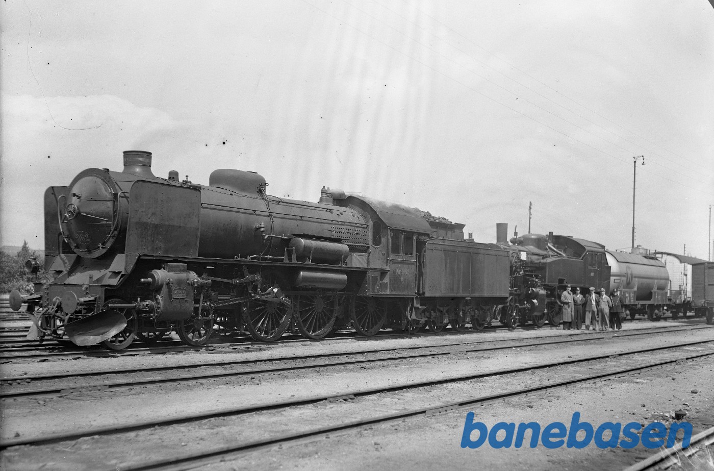 Norsk loko 232 afgår fra Aarhus Godsbanegård. R962 foran Norsk loko 232 afgår fra Aarhus Godsbanegård. R962 foran