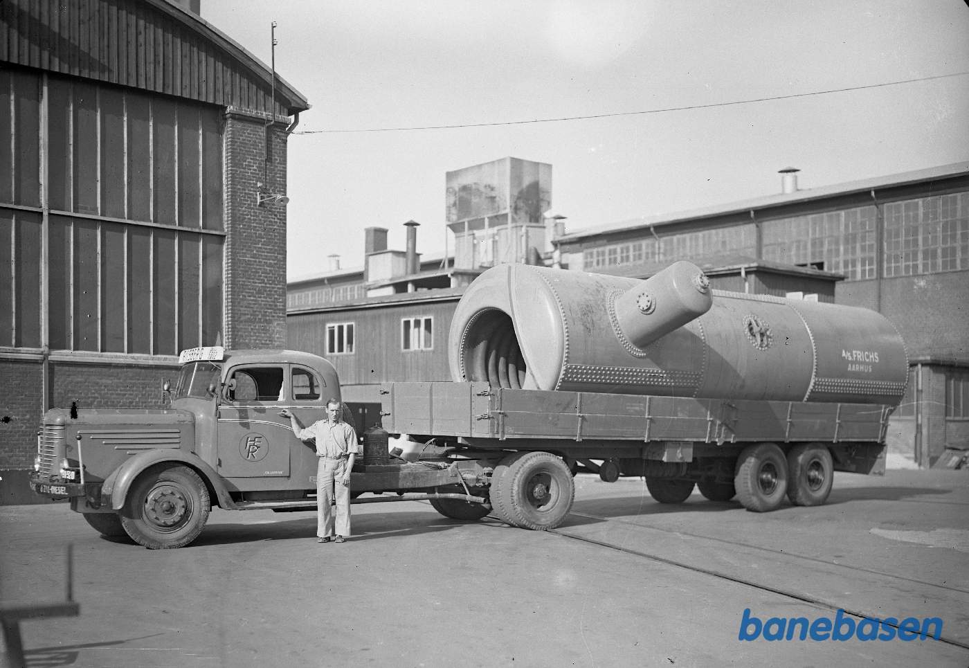 Transport af kedel på sættevogn. Foran administrationsbygningen