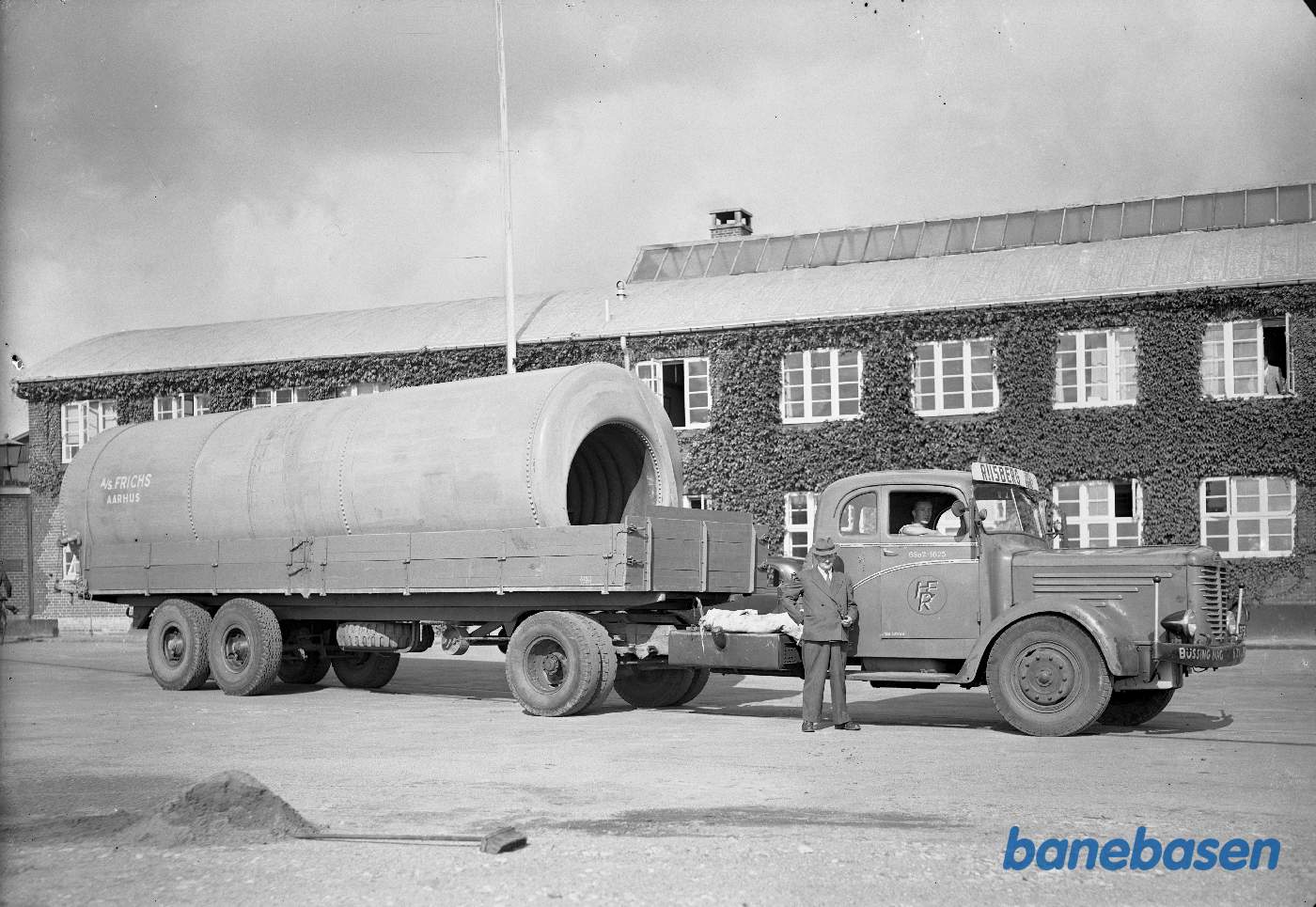 Transport af kedel på sættevogn. Foran administrationsbygningen