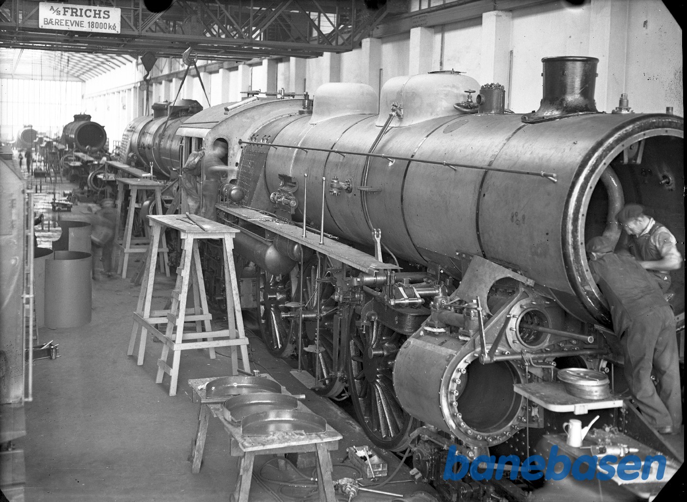 Bygning af loko E i lokoværkstedet (taget fra platform) Bygning af loko E i lokoværkstedet (taget fra platform)