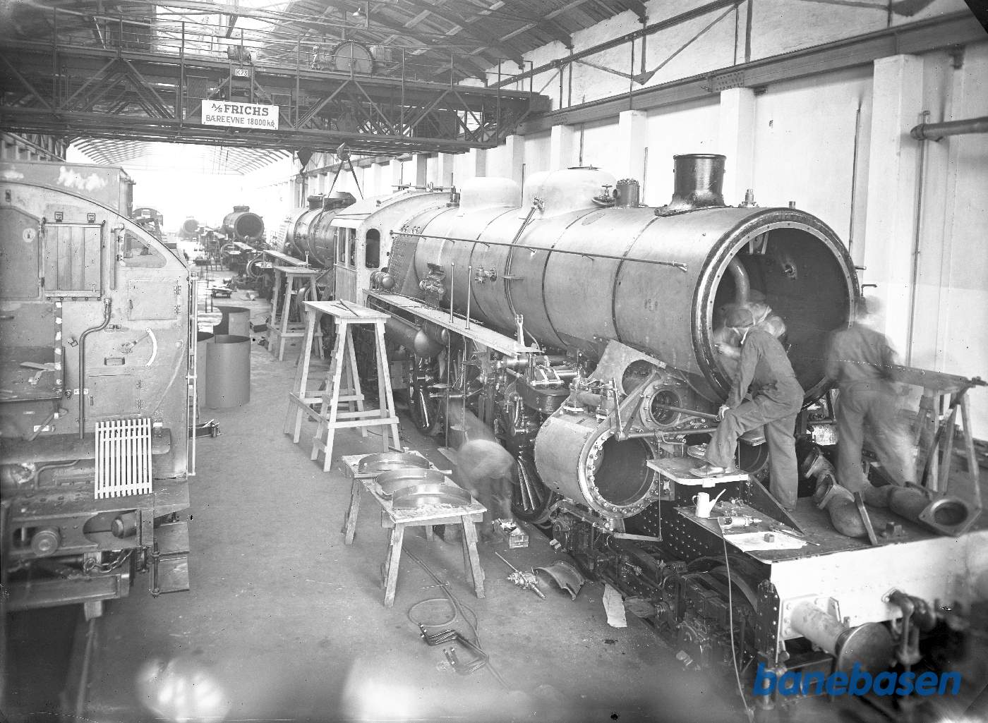 Bygning af loko E i lokoværkstedet (taget fra platform) Bygning af loko E i lokoværkstedet (taget fra platform)